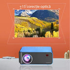 Videoproiector GLIMATECH cu corecție optică ±15 grade, proiectând imagine HD pe perete portocaliu