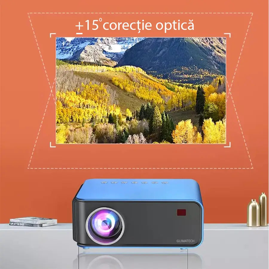 Videoproiector GLIMATECH cu corecție optică ±15 grade, proiectând imagine HD pe perete portocaliu